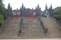 Wide stairway