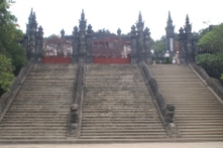 Wide stairway
